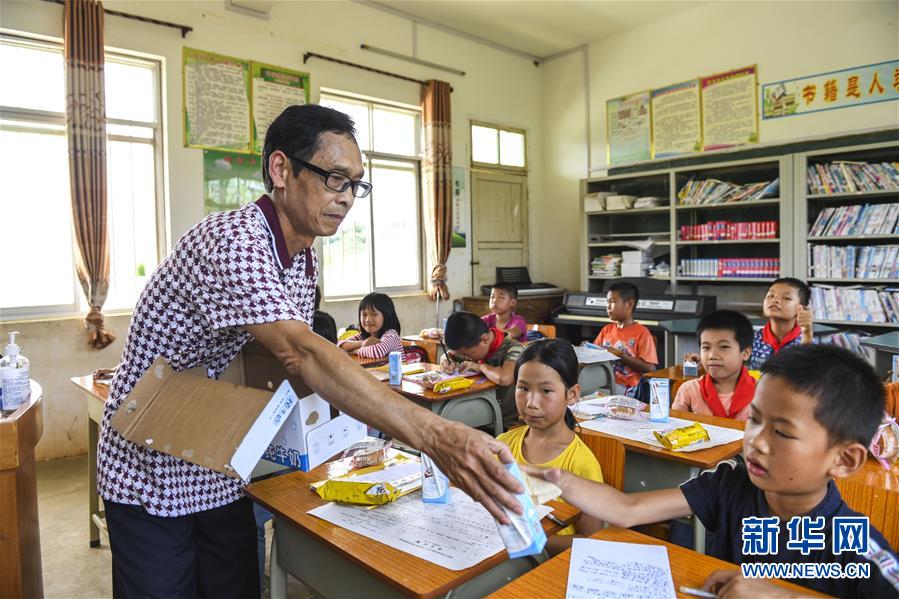 (新華全媒頭條·圖文互動(dòng))(12)歷史交匯點(diǎn)上的宏偉藍(lán)圖——《中共中央關(guān)于制定國民經(jīng)濟(jì)和社會(huì)發(fā)展第十四個(gè)五年規(guī)劃和二〇三五年遠(yuǎn)景目標(biāo)的建議》誕生記