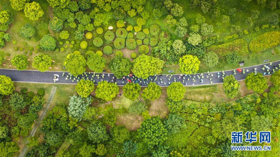 (新華全媒頭條·圖文互動(dòng))(17)歷史交匯點(diǎn)上的宏偉藍(lán)圖——《中共中央關(guān)于制定國民經(jīng)濟(jì)和社會(huì)發(fā)展第十四個(gè)五年規(guī)劃和二〇三五年遠(yuǎn)景目標(biāo)的建議》誕生記