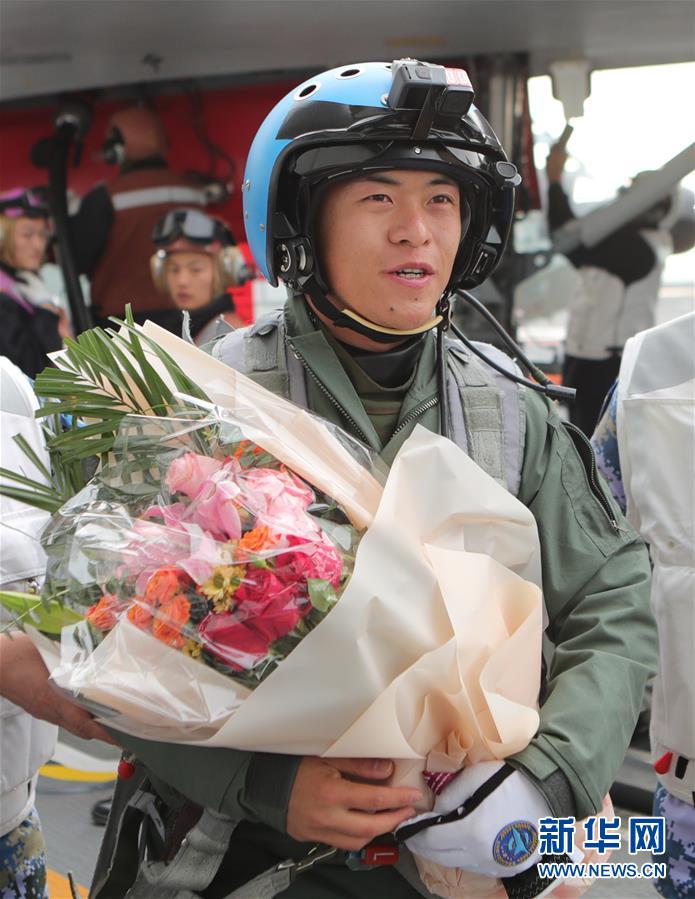 (圖文互動)(4)首批從高中招收的艦載戰斗機飛行員成功完成航母資質認證