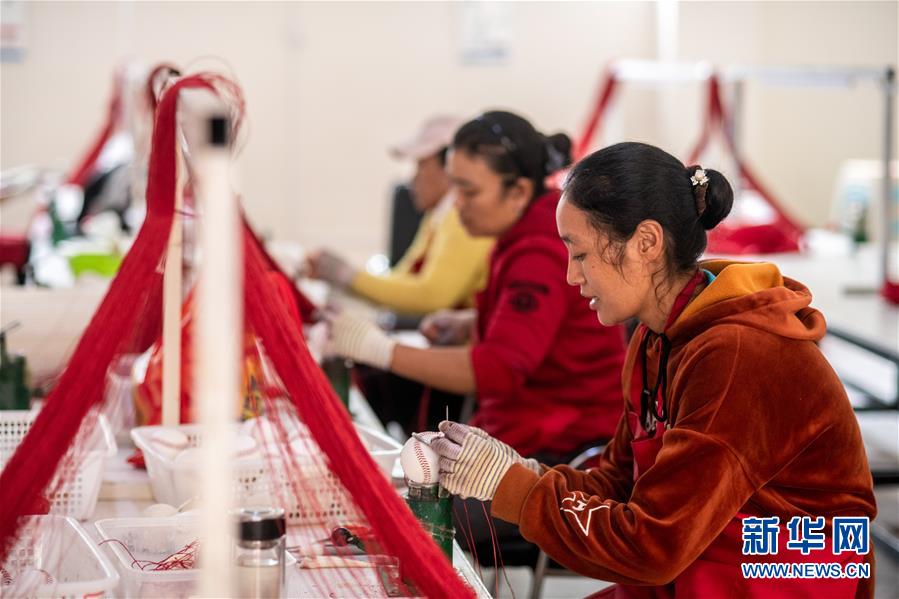 (決戰(zhàn)決勝脫貧攻堅(jiān)·圖文互動(dòng))(2)搬遷點(diǎn)的快樂(lè)事——云南努力讓搬遷群眾安居樂(lè)業(yè)