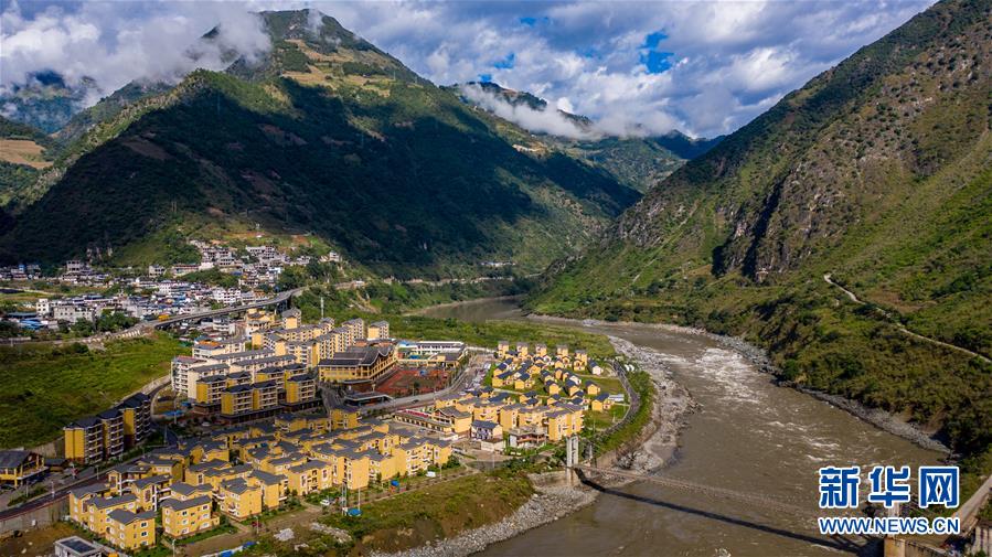 (決戰(zhàn)決勝脫貧攻堅(jiān)·圖文互動(dòng))(4)搬遷點(diǎn)的快樂(lè)事——云南努力讓搬遷群眾安居樂(lè)業(yè)