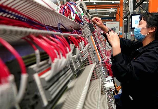 4月21日，在位于河南省許昌市的許繼電氣股份有限公司內(nèi)，工作人員在生產(chǎn)線上作業(yè)。新華社記者李安攝