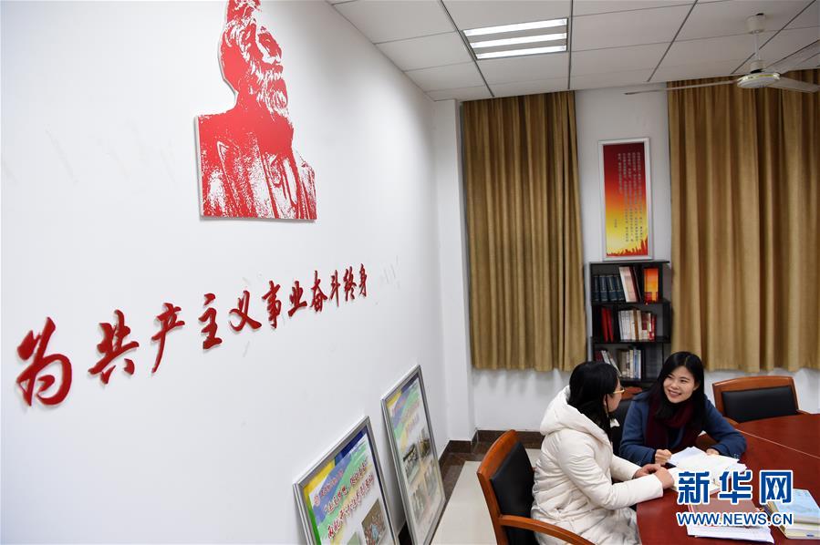 (新華全媒頭條·圖文互動)(3)凝心鑄師魂 立德育新人——以習近平同志為核心的黨中央關心教師隊伍建設紀實