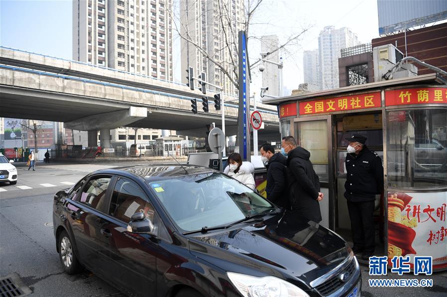 (在習近平新時代中國特色社會主義思想指引下——新時代新作為新篇章·習近平總書記關切事·圖文互動)(2)當億萬只手緊握在一起……——戰“疫”一線感受中國力量