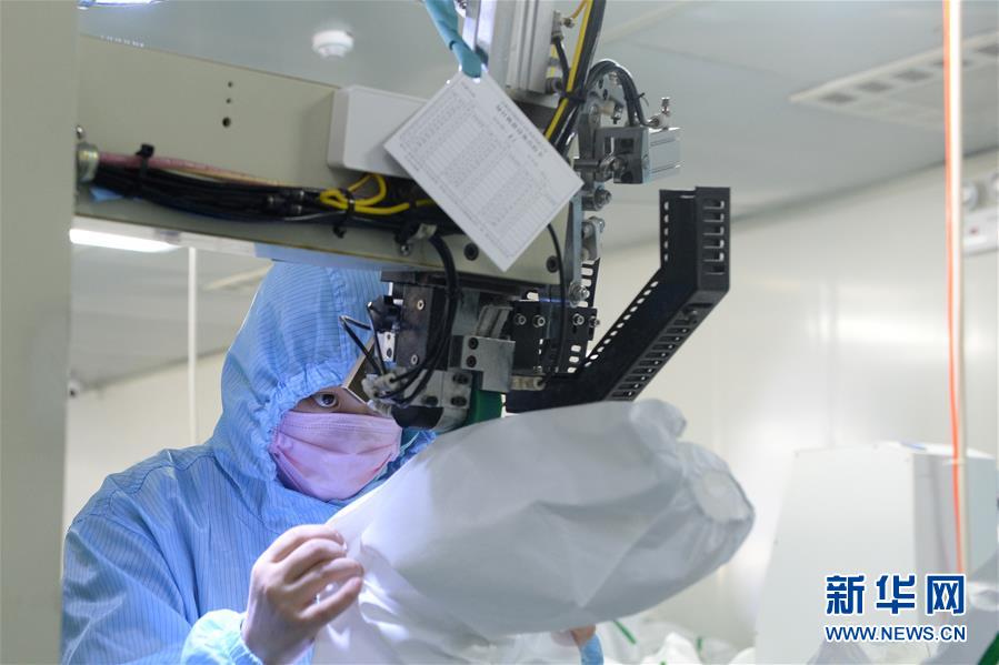 (在習近平新時代中國特色社會主義思想指引下——新時代新作為新篇章·習近平總書記關切事·圖文互動)(4)當億萬只手緊握在一起……——戰“疫”一線感受中國力量