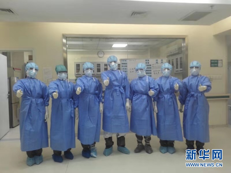 (在習(xí)近平新時(shí)代中國(guó)特色社會(huì)主義思想指引下——新時(shí)代新作為新篇章·習(xí)近平總書記關(guān)切事·圖文互動(dòng))(9)口罩擋不住你的美——戰(zhàn)“疫”一線巾幗掠影