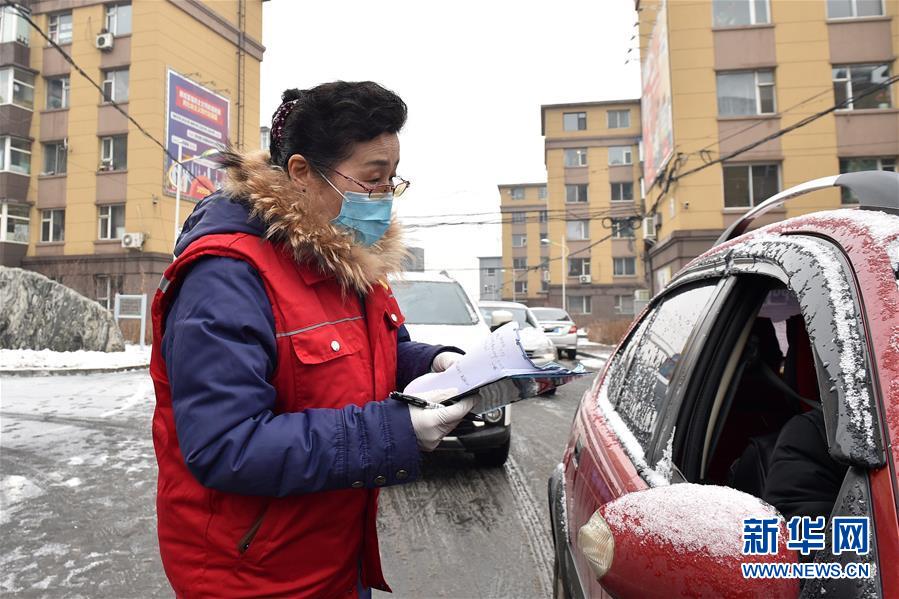 (習(xí)近平致敬的戰(zhàn)“疫”英雄·社區(qū)工作者篇·圖文互動)(1)他們,堅守一線戰(zhàn)風(fēng)雨