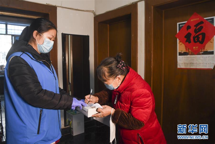 (習(xí)近平致敬的戰(zhàn)“疫”英雄·社區(qū)工作者篇·圖文互動)(2)他們,堅守一線戰(zhàn)風(fēng)雨