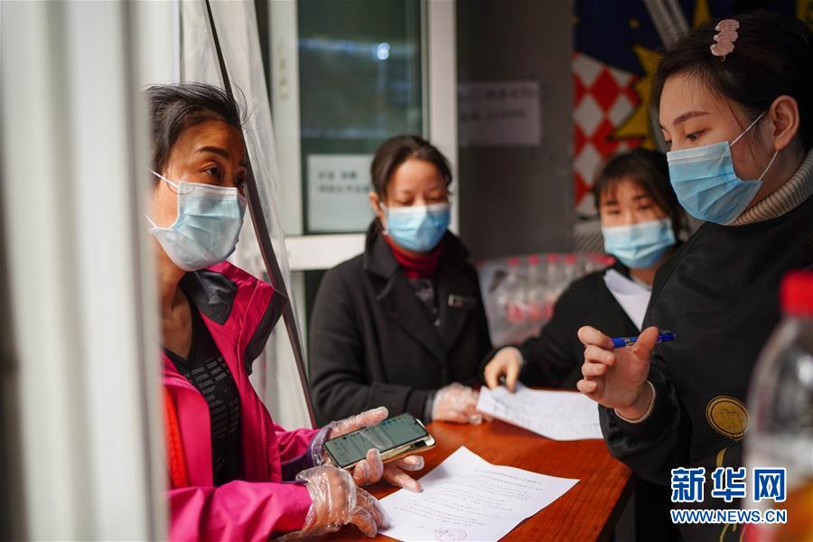 (習(xí)近平致敬的戰(zhàn)“疫”英雄·社區(qū)工作者篇·圖文互動)(7)他們,堅守一線戰(zhàn)風(fēng)雨