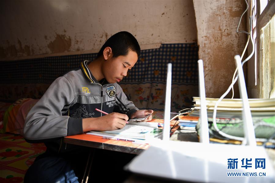 (在習(xí)近平新時(shí)代中國特色社會主義思想指引下——新時(shí)代新作為新篇章·習(xí)近平總書記關(guān)切事·圖文互動)(7)讓城市更聰明 讓經(jīng)濟(jì)更智慧——各地加快形成數(shù)字新動能促經(jīng)濟(jì)社會行穩(wěn)致遠(yuǎn)