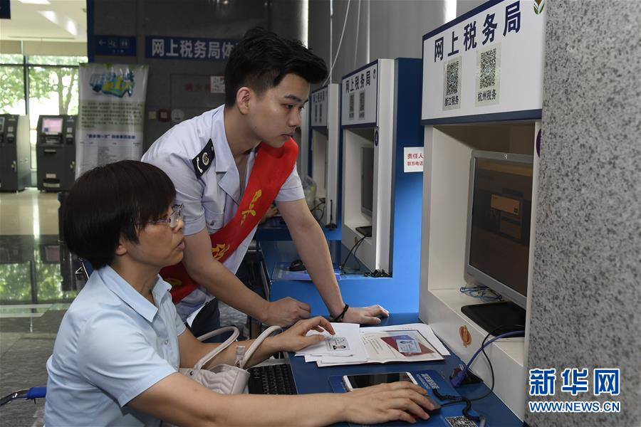 (新華全媒頭條·總書記推動的改革身邊事·行政體制改革篇·圖文互動)(9)特寫:追問“一件事”