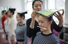 山西考生苦練禮儀訓練備戰藝考