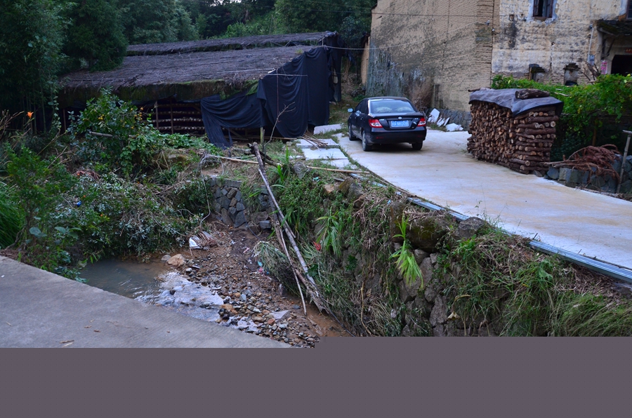 周炳耀有輛二手車，被全村人當作“公交車”