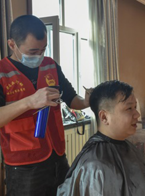 “小小發屋”溢真情——新疆“90后”義務理發師馬國仁的故事