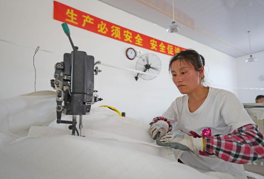 縫紉機&ldquo;嗒嗒嗒&rdquo;奏響脫貧&ldquo;協奏曲&rdquo;