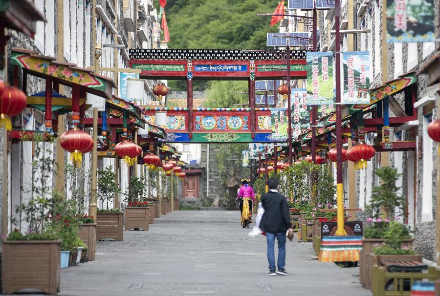 雪山草地展新貌&mdash;&mdash;四川阿壩州脫貧奔小康紀實