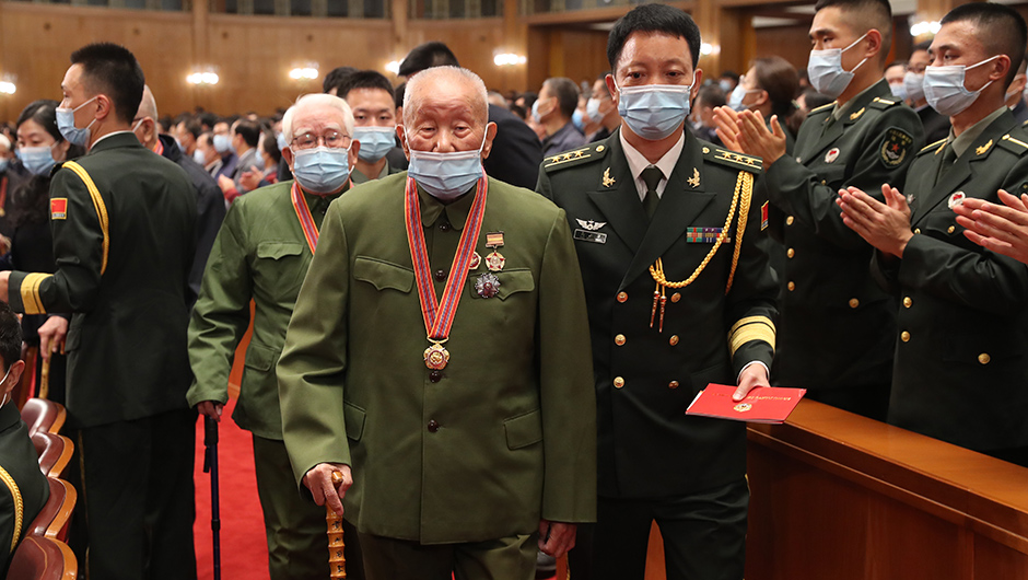 志愿軍老戰(zhàn)士、老同志入場(chǎng)