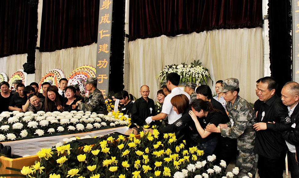 送別蘆山抗震救災犧牲戰士