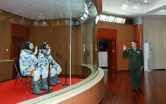 范長龍看望神舟十一號航天員景海鵬、陳冬