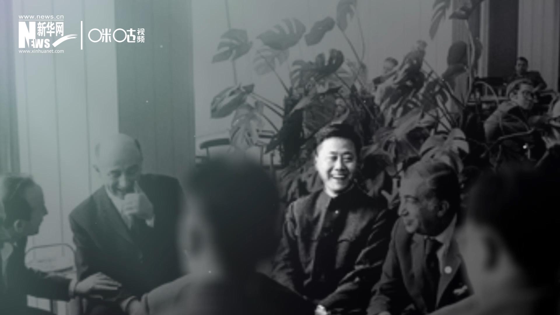 照片里的這個(gè)人是高梁，原新華社國(guó)際部記者。原本作為代表團(tuán)隨行記者的他接到通知，由他帶領(lǐng)一支先遣小組先行去紐約。