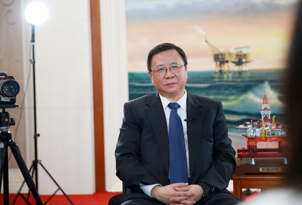 堅(jiān)持黨的領(lǐng)導(dǎo)、加強(qiáng)黨的建設(shè)，是國(guó)有企業(yè)的光榮傳統(tǒng)。