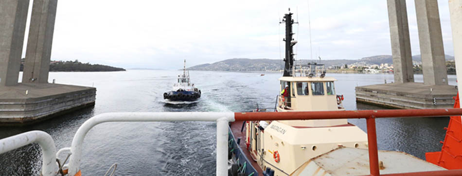 “雪龍”號(hào)?？堪拇罄麃喕舭吞馗垩a(bǔ)給(高清)