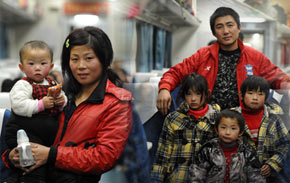 趕往異鄉團聚的人