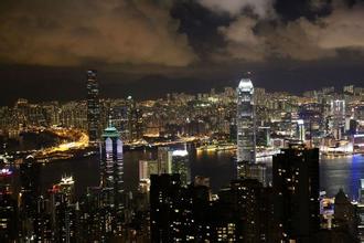 中央對香港行政長官是有標(biāo)準(zhǔn)的，是一貫的