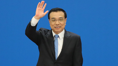 記者會結束后，李克強揮手致意