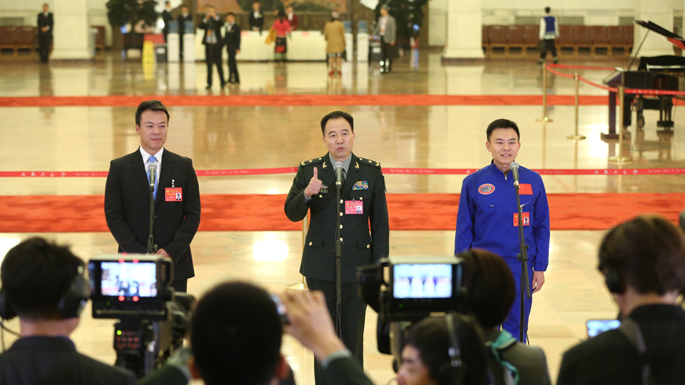 趙宏博、景海鵬、唐嘉陵代表接受采訪