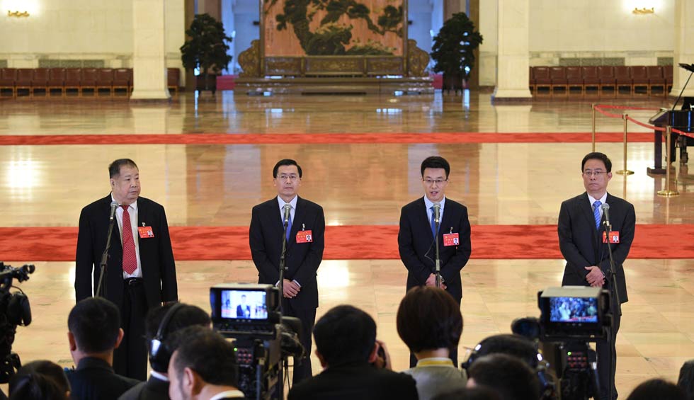 凌解放、王立平、徐川、黃一兵接受采訪