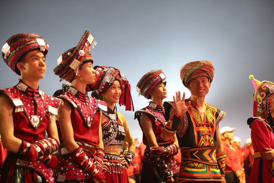 好兒好女好家園，齊心奔小康，共圓中國(guó)夢(mèng)