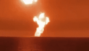 驚人！火光沖天 里海海面發生巨大爆炸