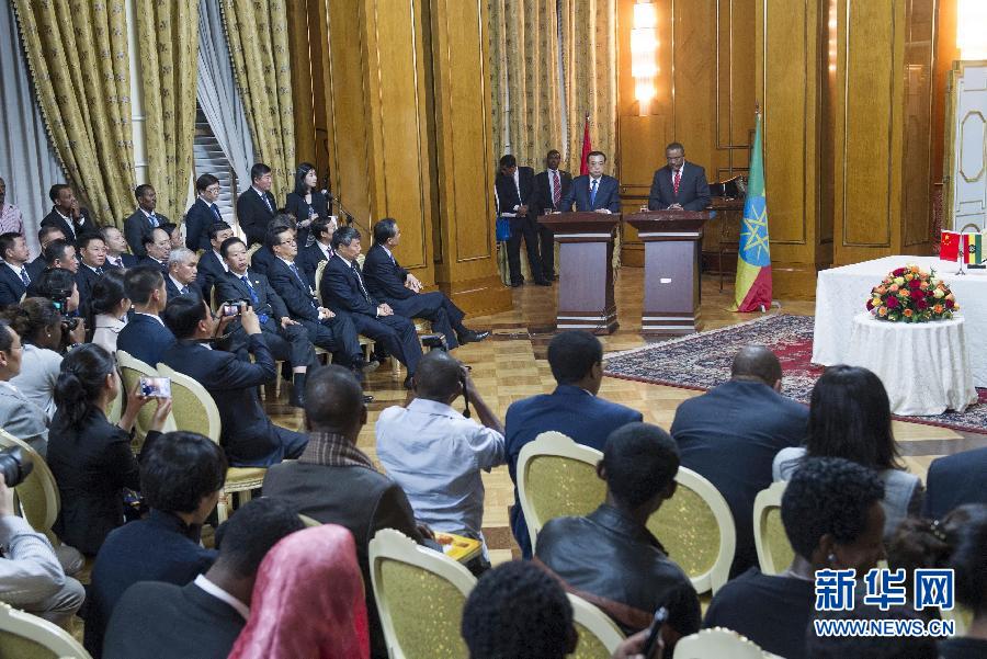 5月4日，國務院總理李克強在亞的斯亞貝巴與埃塞俄比亞總理海爾馬里亞姆舉行會談。這是會談后，李克強與海爾馬里亞姆共同會見記者。 新華社記者 王曄 攝