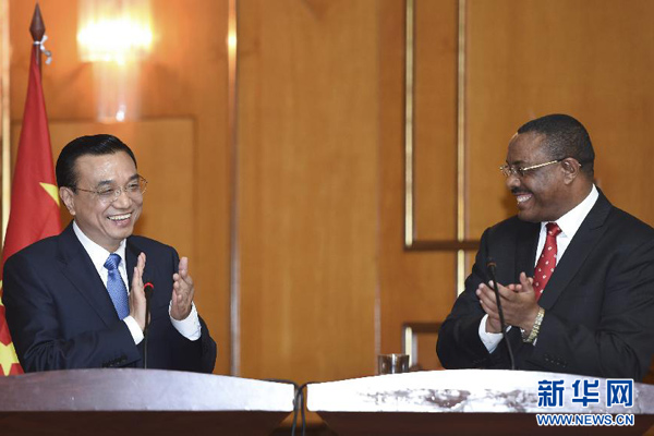 5月4日，國務院總理李克強在亞的斯亞貝巴與埃塞俄比亞總理海爾馬里亞姆舉行會談。這是會談結束后，李克強與海爾馬里亞姆共同會見記者。 新華社記者 李學仁 攝