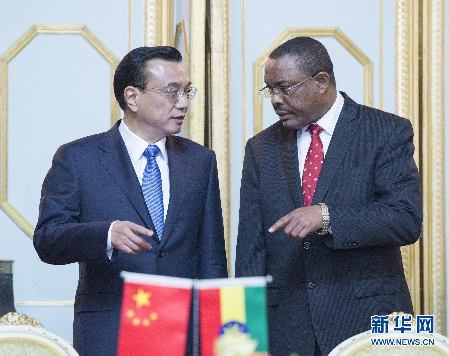 5月4日,中國(guó)國(guó)務(wù)院總理李克強(qiáng)在亞的斯亞貝巴與埃塞俄比亞總理海爾馬里亞姆舉行會(huì)談。這是會(huì)談后,李克強(qiáng)與海爾馬里亞姆共同出席有關(guān)文件簽字儀式。 新華社記者 王曄 攝 5月4日,中國(guó)國(guó)務(wù)院總理李克強(qiáng)在亞的斯亞貝巴與埃塞俄比亞總理海爾馬里亞姆舉行會(huì)談。這是會(huì)談后,李克強(qiáng)與海爾馬里亞姆共同出席有關(guān)文件簽字儀式。 新華社記者 王曄 攝