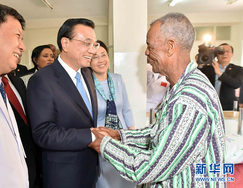 5月6日，中國國務院總理李克強與埃塞俄比亞總統穆拉圖一同來到亞的斯亞貝巴阿勒塔醫院，看望受益于中國免費白內障手術&ldquo;光明行&rdquo;活動的埃塞俄比亞患者。新華社記者 李濤 攝 