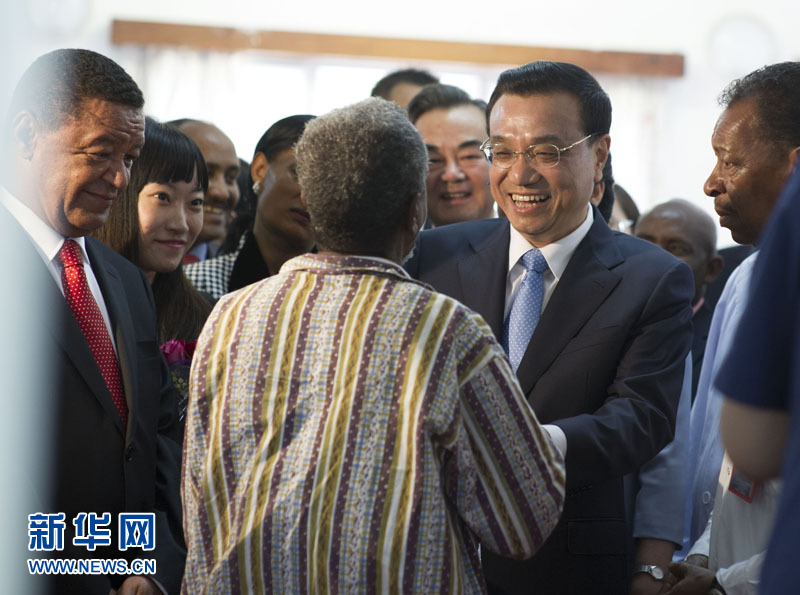 5月6日，中國國務院總理李克強與埃塞俄比亞總統穆拉圖一同來到亞的斯亞貝巴阿勒塔醫院，看望受益于中國免費白內障手術&ldquo;光明行&rdquo;活動的埃塞俄比亞患者。新華社記者 謝環馳 攝 