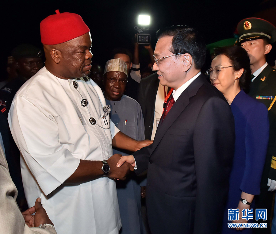     5月6日，應(yīng)尼日利亞總統(tǒng)喬納森邀請(qǐng)，國務(wù)院總理李克強(qiáng)乘專機(jī)抵達(dá)阿布賈國際機(jī)場，開始對(duì)尼日利亞進(jìn)行正式訪問。李克強(qiáng)總理夫人程虹同機(jī)抵達(dá)。新華社記者 李濤 攝 