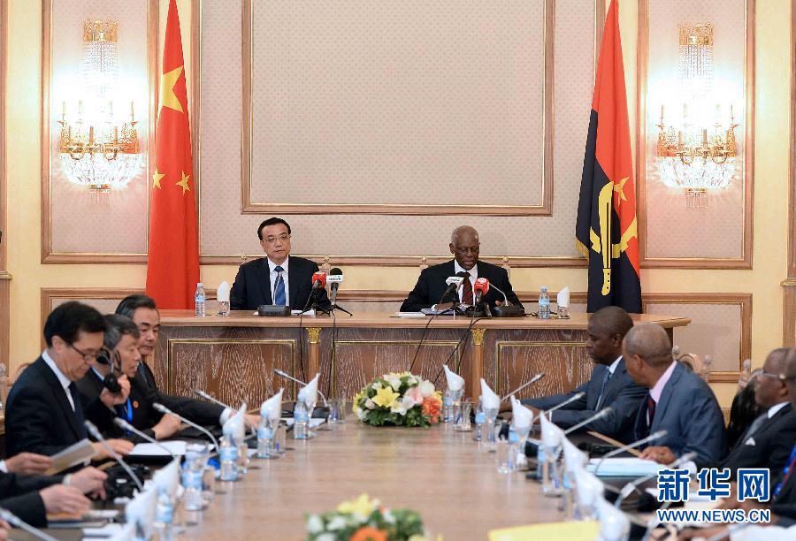 5月9日，中國(guó)國(guó)務(wù)院總理李克強(qiáng)在安哥拉總統(tǒng)府同安總統(tǒng)多斯桑托斯舉行會(huì)談。 新華社記者李濤攝