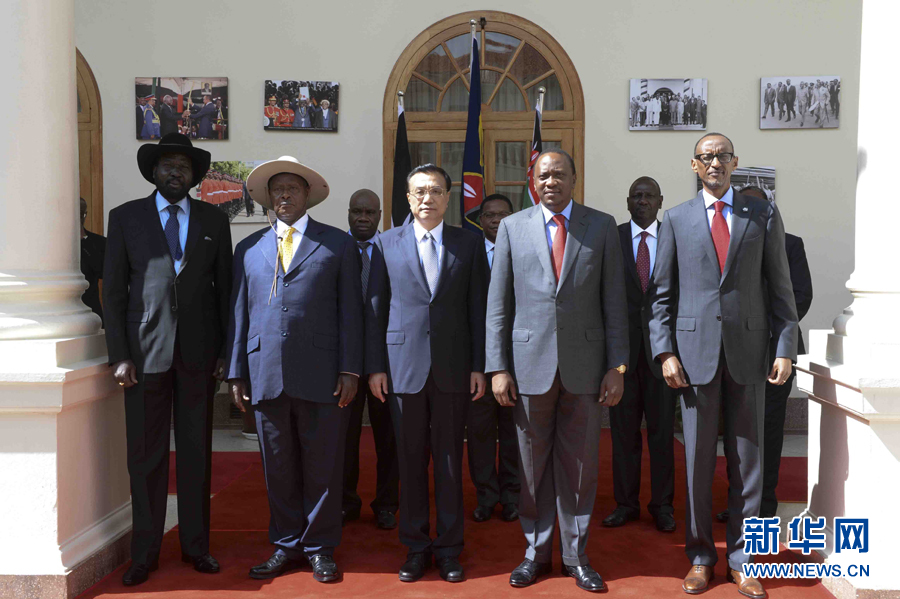 這是李克強在簽字儀式后參加集體合影。新華社記者李學(xué)仁攝