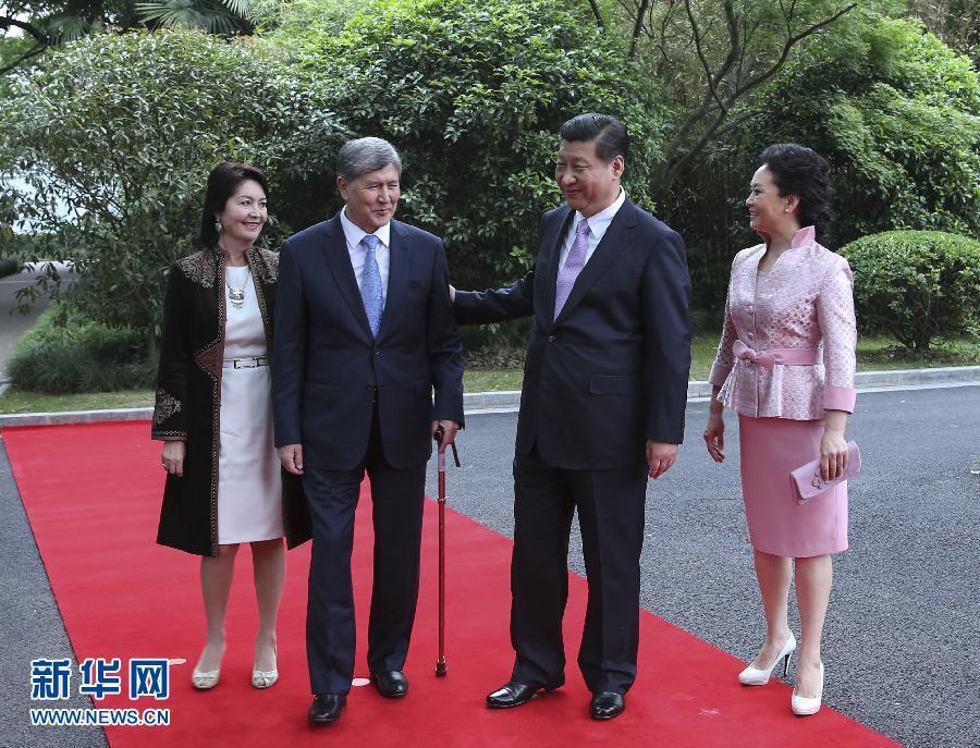 會談前，習近平在上海西郊會議中心廣場為阿坦巴耶夫舉行歡迎儀式。新華社記者 蘭紅光 攝 