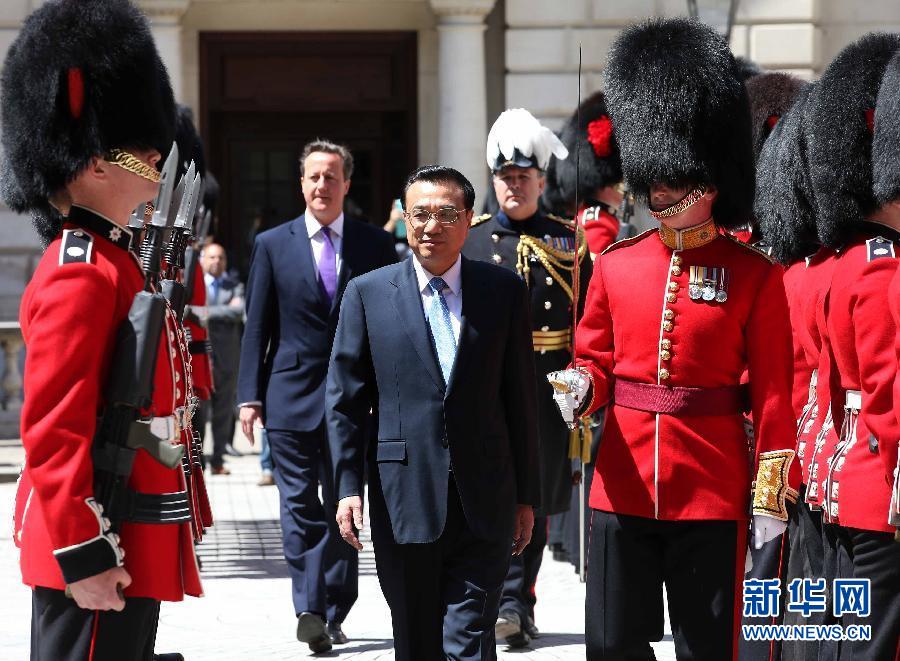 6月17日，國務(wù)院總理李克強(qiáng)在倫敦唐寧街10號首相府同英國首相卡梅倫舉行中英總理年度會晤。這是會晤前，卡梅倫為李克強(qiáng)舉行隆重的歡迎儀式。新華社記者 龐興雷 攝