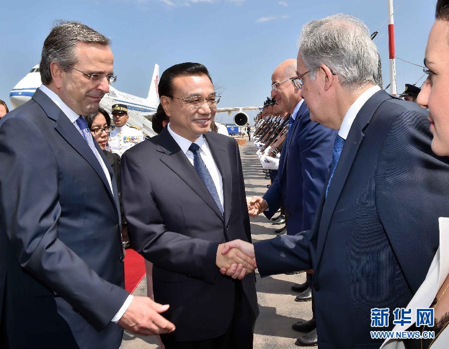 6月19日,國務院總理李克強乘專機抵達雅典國際機場,開始對希臘進行正式訪問。希臘總理薩馬拉斯在機場為李克強舉行隆重的歡迎儀式。新華社記者 李濤 攝 6月19日,國務院總理李克強乘專機抵達雅典國際機場,開始對希臘進行正式訪問。希臘總理薩馬拉斯在機場為李克強舉行隆重的歡迎儀式。新華社記者 李濤 攝