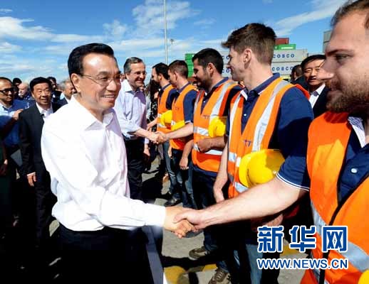 6月20日,國務院總理李克強與希臘總理薩馬拉斯共同考察中國遠洋運輸集團比雷埃夫斯集裝箱碼頭。這是李克強和薩馬拉斯來到3號碼頭,同碼頭工人親切交流。新華社記者 李濤 攝 6月20日,國務院總理李克強與希臘總理薩馬拉斯共同考察中國遠洋運輸集團比雷埃夫斯集裝箱碼頭。這是李克強和薩馬拉斯來到3號碼頭,同碼頭工人親切交流。新華社記者 李濤 攝
