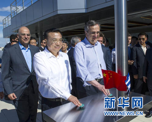 這是李克強與薩馬拉斯共同發(fā)出指令,一列滿載中國貨物的列車緩緩駛出比雷埃夫斯港,開往中東歐目的地。新華社記者 王曄 攝 這是李克強與薩馬拉斯共同發(fā)出指令,一列滿載中國貨物的列車緩緩駛出比雷埃夫斯港,開往中東歐目的地。新華社記者 王曄 攝