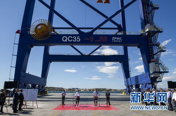 這是李克強和薩馬拉斯在3號碼頭發(fā)表講話。新華社記者 王曄 攝 這是李克強和薩馬拉斯在3號碼頭發(fā)表講話。新華社記者 王曄 攝