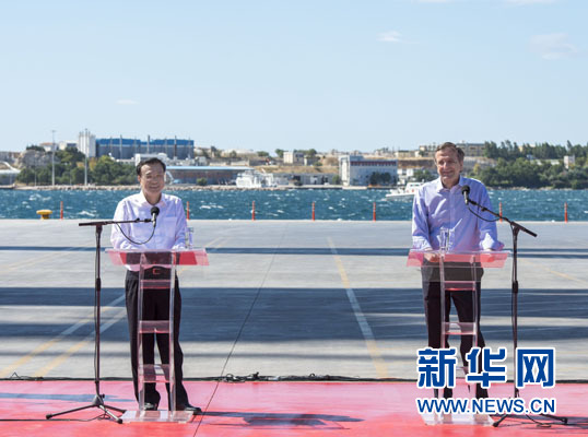 這是李克強和薩馬拉斯在3號碼頭發(fā)表講話。新華社記者 王曄 攝 這是李克強和薩馬拉斯在3號碼頭發(fā)表講話。新華社記者 王曄 攝