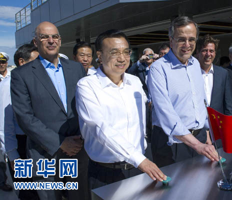 這是李克強與薩馬拉斯共同發(fā)出指令,一列滿載中國貨物的列車緩緩駛出比雷埃夫斯港,開往中東歐目的地。新華社記者 王曄 攝 這是李克強與薩馬拉斯共同發(fā)出指令,一列滿載中國貨物的列車緩緩駛出比雷埃夫斯港,開往中東歐目的地。新華社記者 王曄 攝