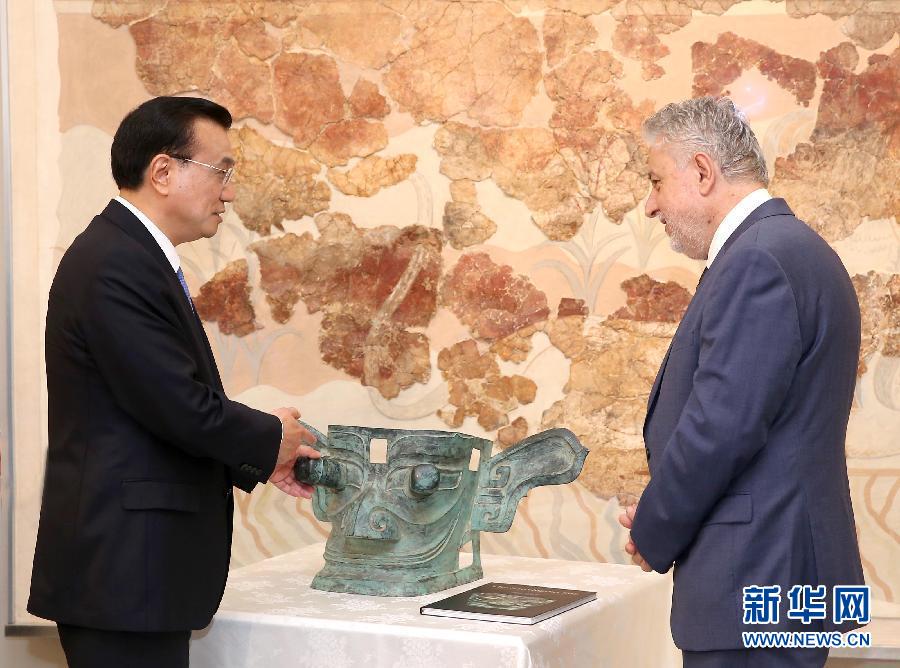6月21日，國務(wù)院總理李克強與希臘總理薩馬拉斯共同出席希臘伊拉克利翁博物館新館開館儀式并發(fā)表講話。這是李克強向伊拉克利翁博物館贈送三星堆出土文物復(fù)制品。新華社記者 龐興雷 攝 